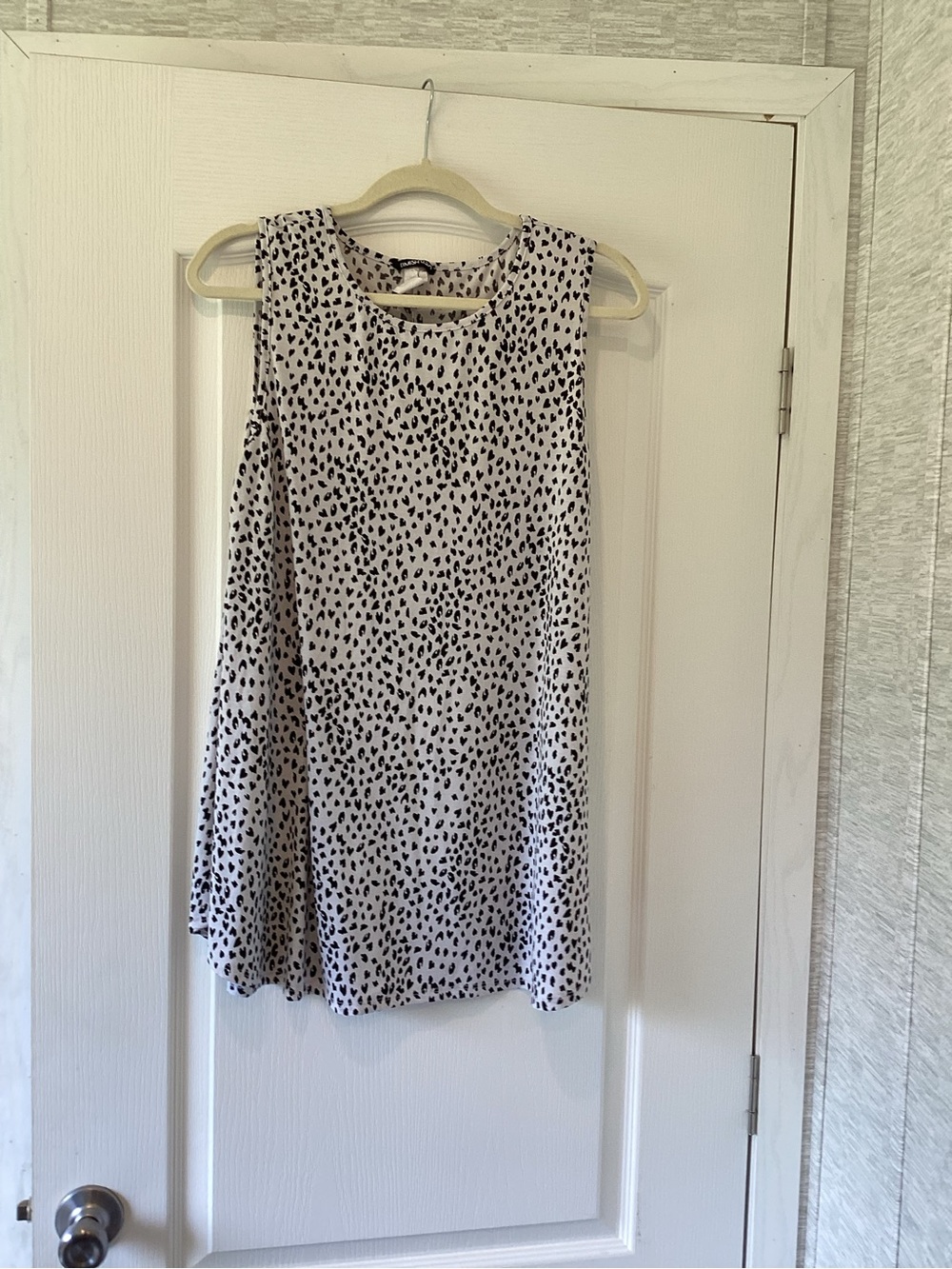 HEIMISH USA Black & White Sleeveless Printed blouse XL Euc